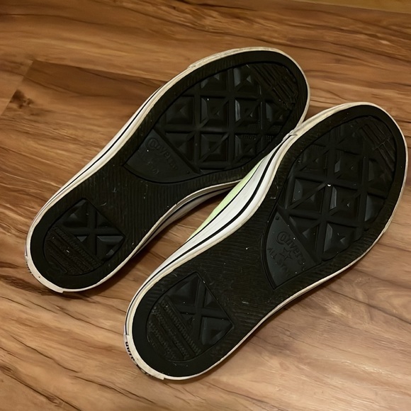 Women’s Chuck Taylor Converse - Picture 2 of 6